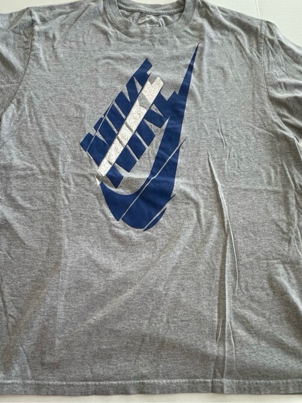 Nike Gray T-Shirt with Blue and White Graphic  XL Reg Fit